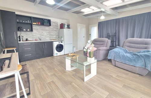Upper Hutt House | Private Sunny Deluxe Flat 1 With Courtyard
