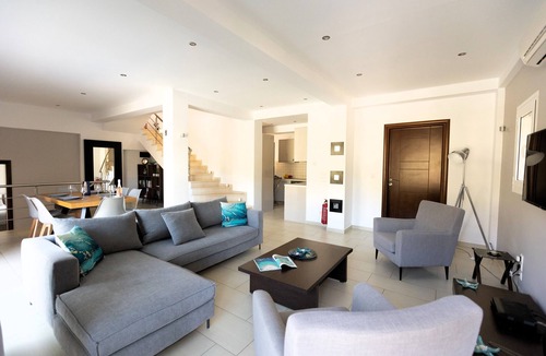 Mikros Gialos Villa | Private Sunrise Villa with Pool & Garden – 5 mins walk to Beach, Peaceful Escape