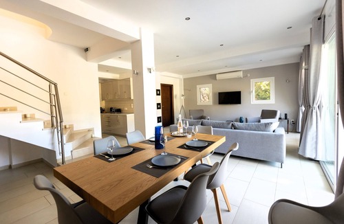 Mikros Gialos Villa | Private Sunrise Villa with Pool & Garden – 5 mins walk to Beach, Peaceful Escape