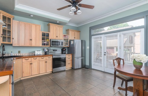Beach Institute House | ★Private terrace & parking ★ at this Historic 1800's Townhome in ❤︎ of City
