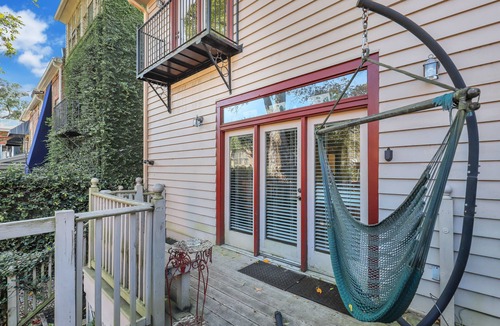 Beach Institute House | ★Private terrace & parking ★ at this Historic 1800's Townhome in ❤︎ of City