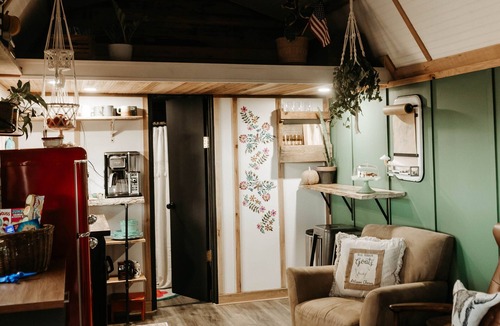 Hestand Cabin | Private tiny cabin- 10 minutes from Dale Hollow Lake!