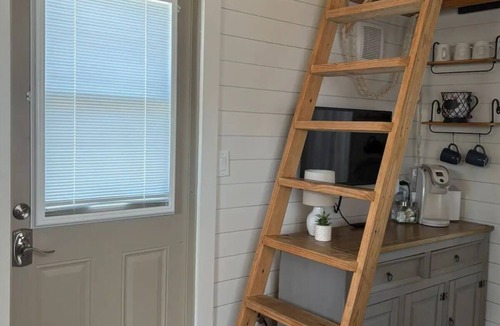 Northeast Pensacola Cottage | Private Tiny Home w/Courtyard, Grill & Quiet Location – Sleeps 2