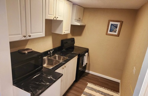 Metchosin House | Private & Tranquil! Hiking trails, Hot Tub and seasonal Outdoor Pool!