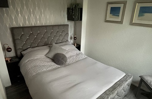 Farnham Cabin | Private Tranquil One Bedroom Lodge With Parking and Outdoor Space. Pet Friendly!
