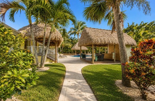 Jupiter Farms House | Private Tropical Farm Escape — Tiki Hut Pool & Hot Tub - Pet Friendly Stay!
