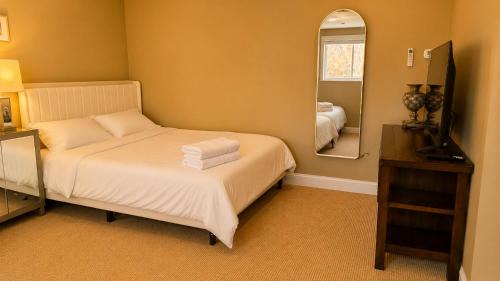 Charlottetown House | Private Two Queen Beds Room Near UPEI & Downtown Cozy Retreat Near Everything