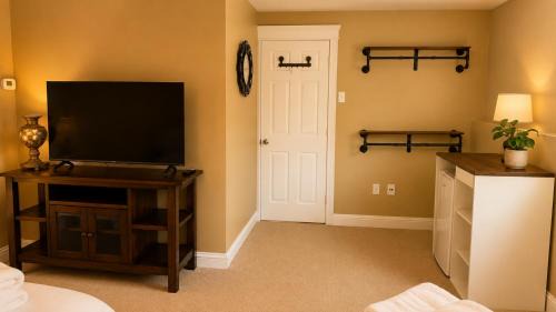 Charlottetown House | Private Two Queen Beds Room Near UPEI & Downtown Cozy Retreat Near Everything