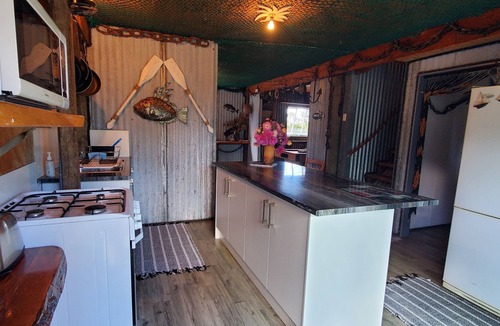 Coromandel House | Private,Unique,Old Memroabilia, Rustic,Sea View,Sunsets,Playground,Pets ok WIFI