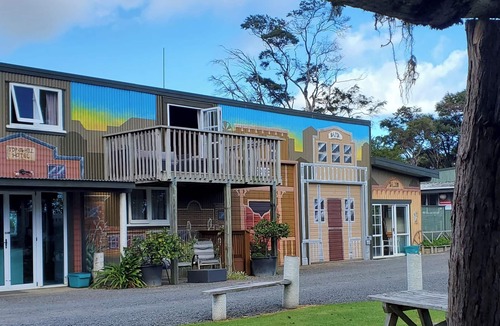 Coromandel House | Private,Unique,Old Memroabilia, Rustic,Sea View,Sunsets,Playground,Pets ok WIFI