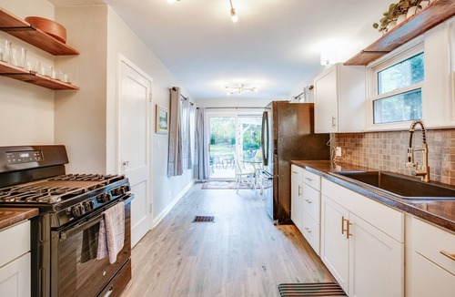 Harters Heights House | Private Unit—Hot Tub—Walk to ND