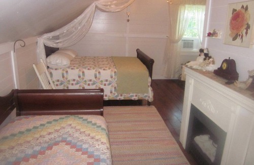 Pembine Bed & Breakfast | Private Victorian Cottage-themed room with shared baths/ kitchenette