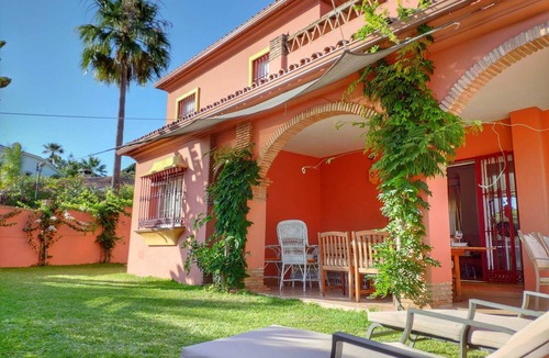 Urbanizacion Pinos Verdes Ski Chalet | private villa on the beach, very quiet