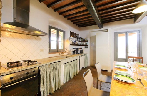 Civitella in Val di Chiana Villa | Private Villa with private pool, WIFI, TV, balcony, pets allowed, panoramic view, close to Arezzo