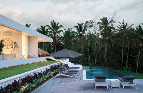Pejeng Kawan Villa | Private Villa with butler service surrounded by rice fields and jungle views.