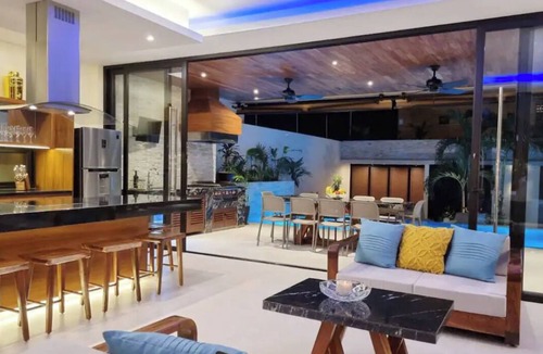 La Veleta Villa | Private Villa with Pool, Heated Jacuzzi & Free Cleaning up to 8, walk to calle7
