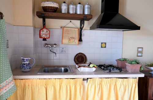 Paciano House | Private Villa with private pool, hot tub, A/C, WIFI, TV, terrace, pets allowed, panoramic view