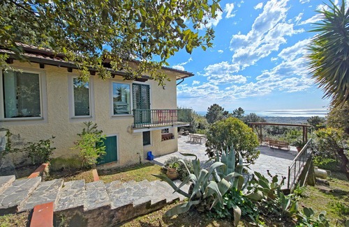 Pietrasanta Villa | Private Villa with WIFI, A/C, TV, terrace, pets allowed, panoramic view, close to Forte Dei Marmi