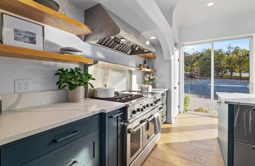 Jacksonville House | Private vineyard sanctuary for 8. Savor coffee at sunrise in the backyard oasis, soak in the hot tub under starry skies, and enjoy this elegant spacious retreat with mountain views, minutes from Historic Jacksonville and Applegate’s wine country.