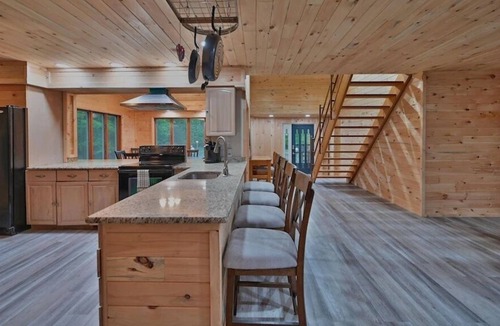 Tunkhannock Township Cabin | PRIVATE W/ HOTTUB/FIRE PIT/SHUFFLE BOARD/AIR HOCKEY/BAR-10 MIN to SKI/ Sleeps 18