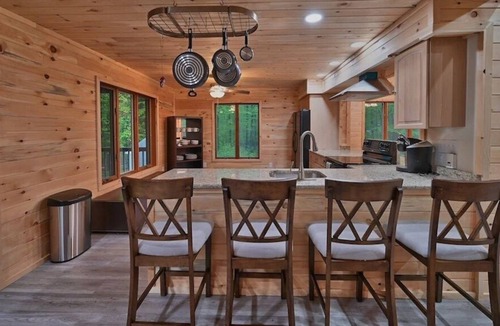 Tunkhannock Township Cabin | PRIVATE W/ HOTTUB/FIRE PIT/SHUFFLE BOARD/AIR HOCKEY/BAR-10 MIN to SKI/ Sleeps 18