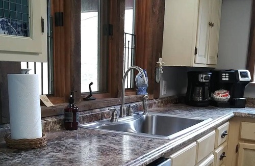 Franklin Cabin | ★ Private Waterfall Retreat - 3bd 2ba Cabin★