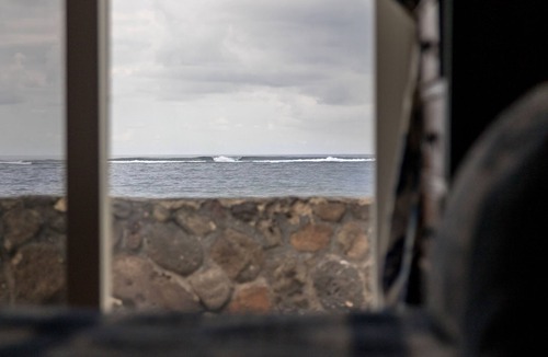 Hauula House | Private Waterfront House AC & Fast Wi-Fi 30 Day