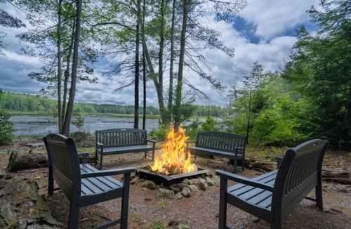 Mont Vernon House | Private Waterfront, Spa Hot Tub, King bed, Yoga, Gym, Kayaks, and more.