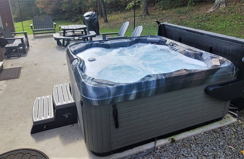 Jefferson Township Cottage | Private Year Round Getaway--Close to Ski Resorts, Fallingwater--with Hot Tub!