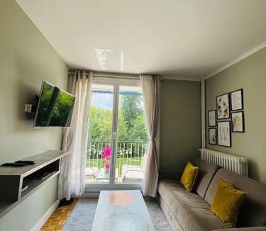 Chantiers Apartment | Proche Château de Versailles avec balcon vu sur une forêt et parking gratuit pour 5 personnes maximum