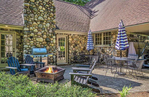 Benton Harbor House | Professionally designed home on golf course w/golf course view, gas grill, patio