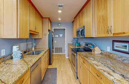 Sea Pines Condo | Professionally decorated townhome with multiple balconies, pool, & washer/dryer