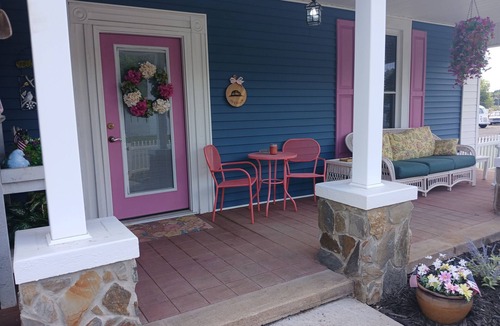 Pilot Mountain House | PROMO, 10% WEEKLY DISCOUNT, Pink Lady On Main, Pet Friendly, Downtown Pilot Mtn
