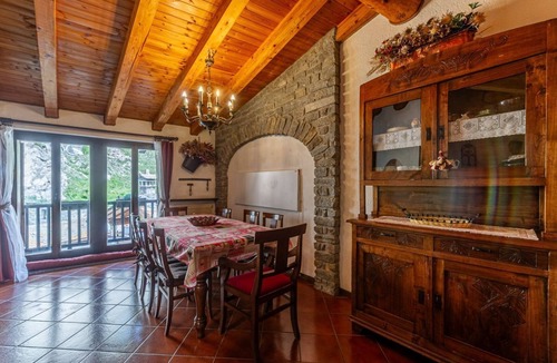 La Thuile Apartment | 🏠 PROPERTY DESCRIPTIONWelcome to Casa Alpina, in the heart of La Thuile, Valle d’Aosta. A typical mountain apartment, cozy and comfortable, immersed in the tranquility of an alpine village. Ideal for those seeking relaxation, nature, and ski slopes