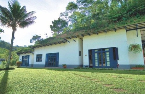 Mendes House | Property with 4 chalets, 5 suites, games room, sauna, swimming pool, barbecue, wine cellar.