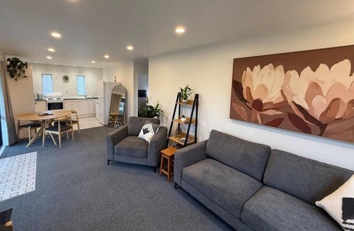 Opaki Villa | Protea Cottage. Relax-Explore-Work. 3km to Town.