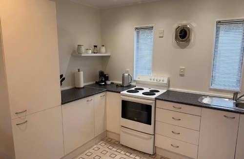 Opaki Villa | Protea Cottage. Relax-Explore-Work. 3km to Town.