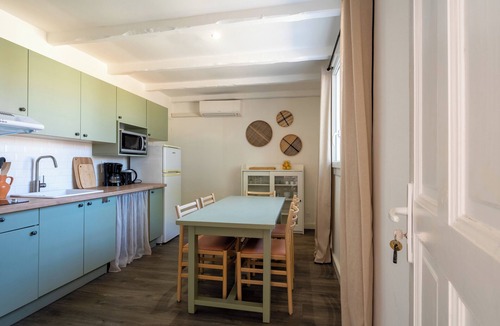 La Roque-sur-Pernes Condo | Provençal cottage in a tourist residence