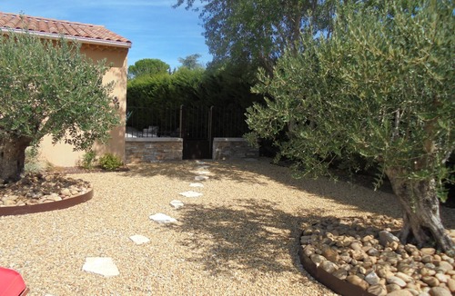 Carpentras Cottage | Provence, its lavender, the song of the cicadas, the sun . Let yourself be seduced .