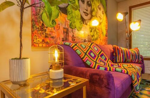 Caton House | PSYCHEDELIC DOLLYS DRIVE Wifi Grill Woods Mtns