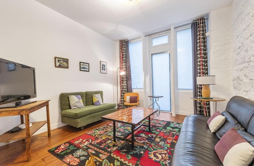 Quartier de la Folie-Mericourt Apartment | Psychedelic