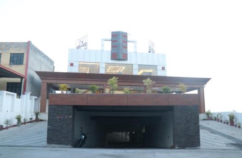 Una Hotel | Pt Moolraj Residency