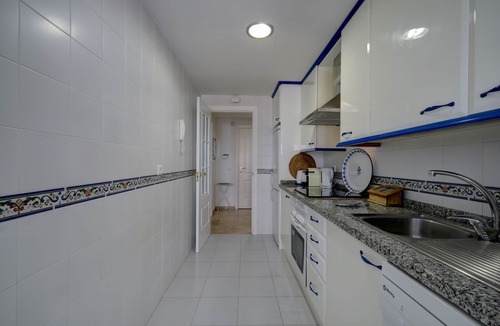 Castillo de Sabinillas Apartment | Puerto de la Duquesa, beachfront and direct access to the pool!