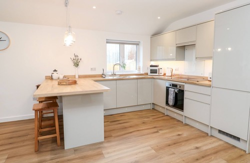 Goldsithney Cottage | PUFFINS REST, pet friendly, with a garden in Goldsithney