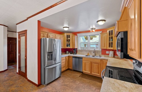 Wallace House | Pulaski Trail Escape / Fully Stocked Kitchen / Sleeps 18 w Off Street Parking