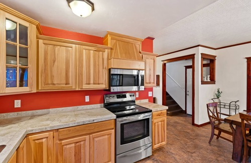 Wallace House | Pulaski Trail Escape / Fully Stocked Kitchen / Sleeps 18 w Off Street Parking