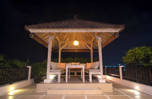 Batu Bolong House | Puri Temple; fully serviced 3 Bedroom Villa, Central Canggu. Close to the beach.