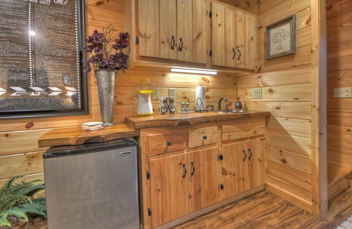 Mineral Bluff Cabin | Pursuit of Happiness - Mountain luxury, hot tub, big-screen TVs, pet-friendly