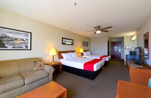 Lincoln City Hotel | Put Your Feet Up w/Bayfront Views & Relaxing 2 Rooms Seaside Charm