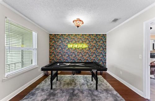 Southside House | Putt Putt Pool Home - Mini Golf Grill Ping Pong